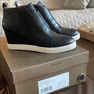 Paola Felicia perforated ankle boots- wedge heel!